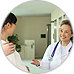Người bệnh được sắp xếp ngồi chờ và mời bệnh nhân vào khám theo thứ tự